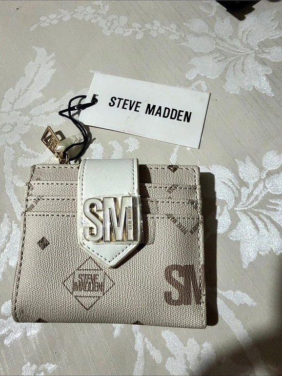 Steve Madden Handbags - Steve Madden Logo Wallet in Beige & White NWT